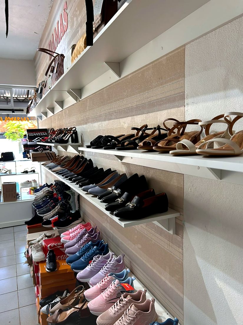 Sector de damas con zapatos y zapatillas